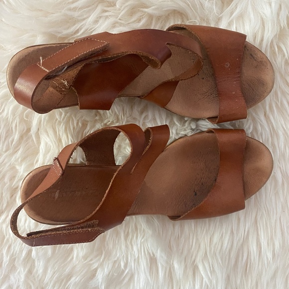 Camel brown wedges size 8.5 - Picture 2 of 3